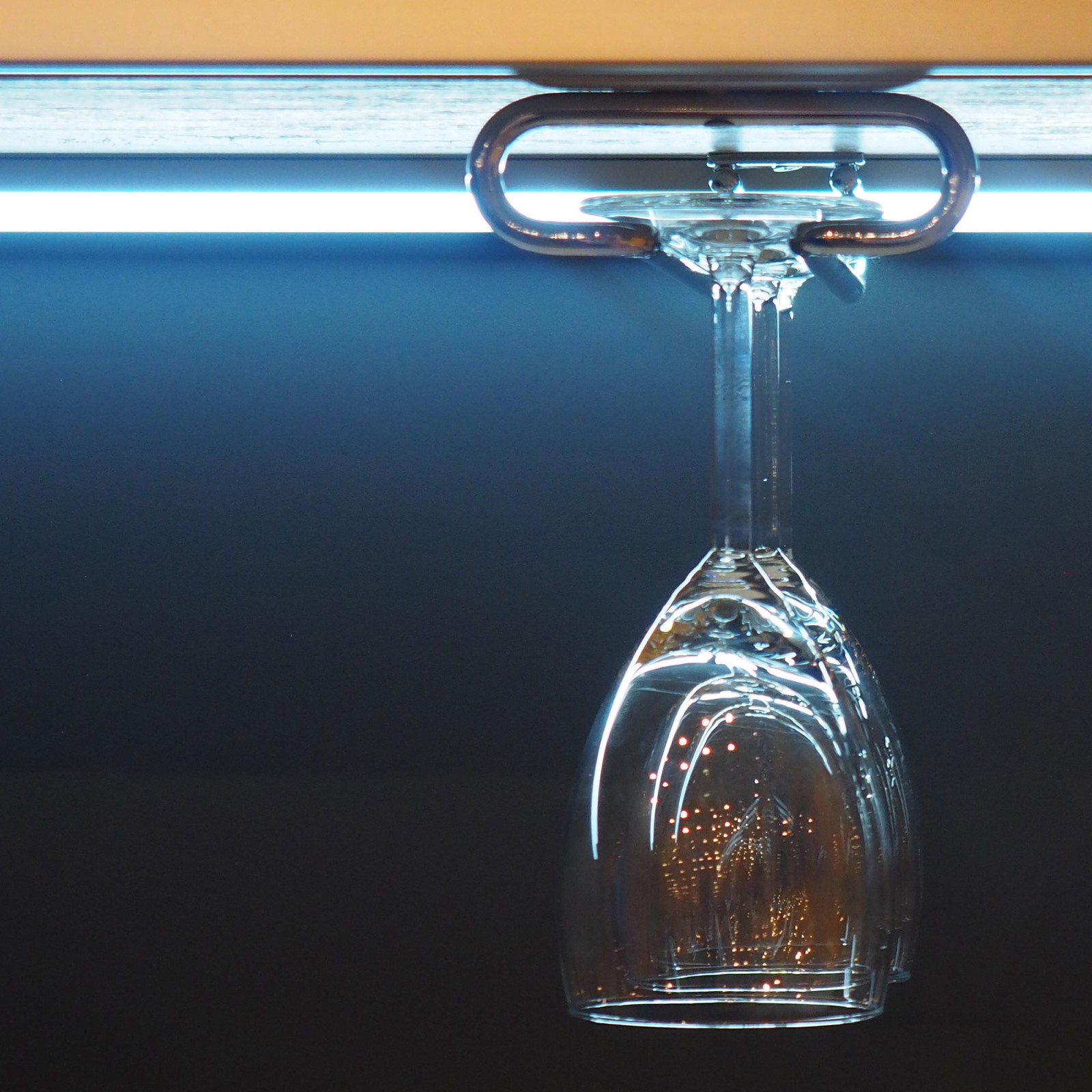 High-quality wine glass holder, made of steel, surface: chrome-plated, 410 mm (16-9/64"), 8930111. Practical glass hanger for wine glasses, champagne glasses, cocktail glasses, cognac glasses, goblets and much more, by EMUCA - Image 7